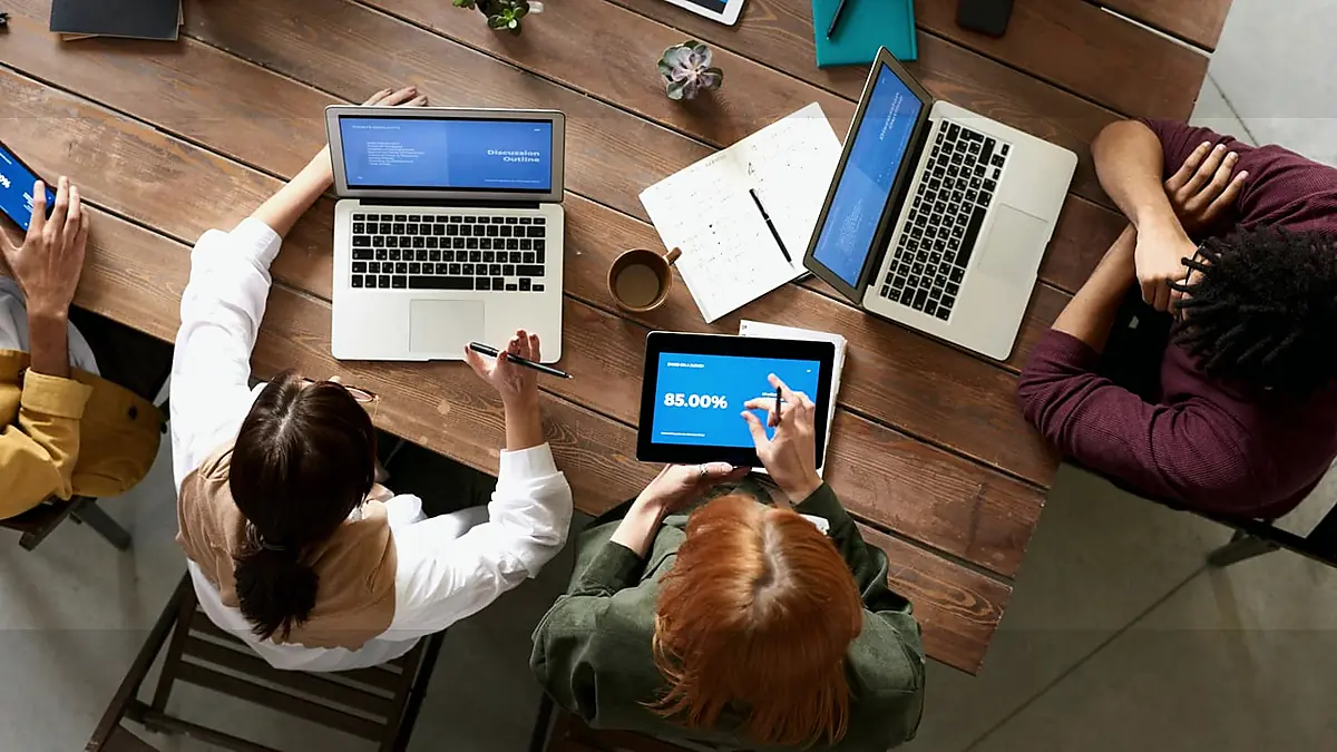Comment les PME suisses peuvent accélérer le développement logiciel avec l'IA
