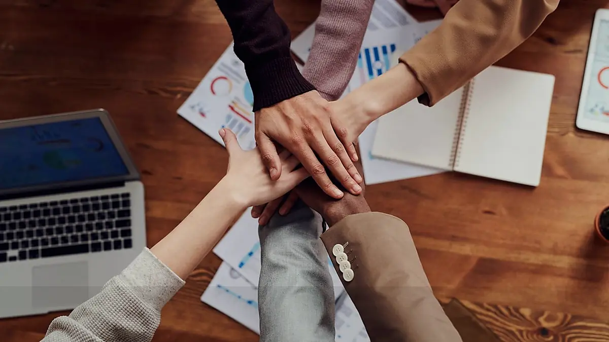 IA per l'e-commerce svizzero (Shopify, WooCommerce): guida pratica 2026